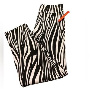 ☃️ NWT Krazy Larry Black/White Pants Size 8